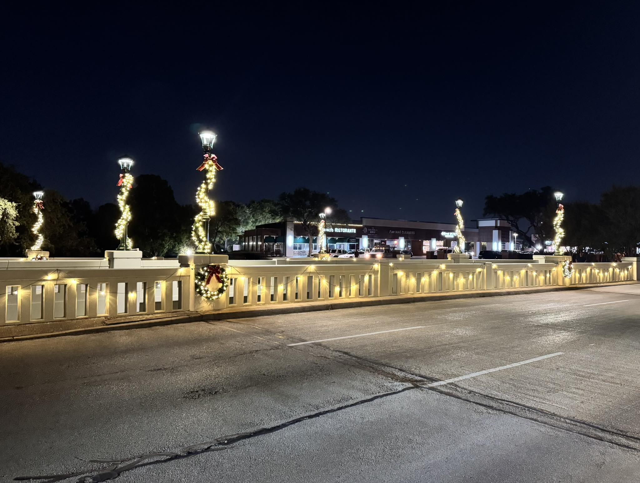 Commercial Christmas lighting installation, photo 62 of 114
