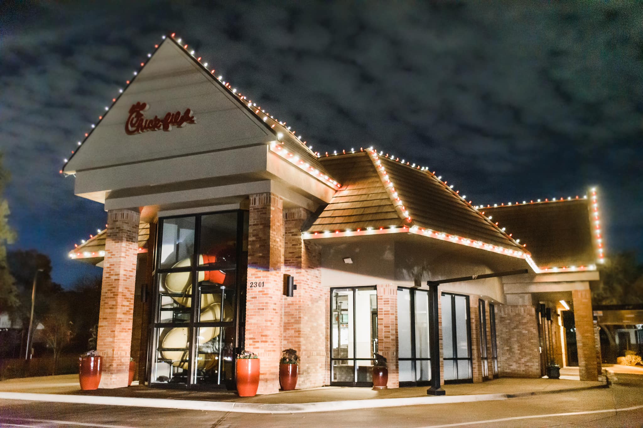 Commercial Christmas lighting installation, photo 75 of 114