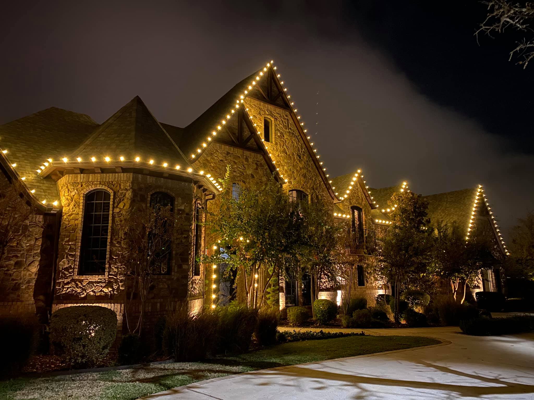 Residential Christmas lighting installation, photo 83 of 114