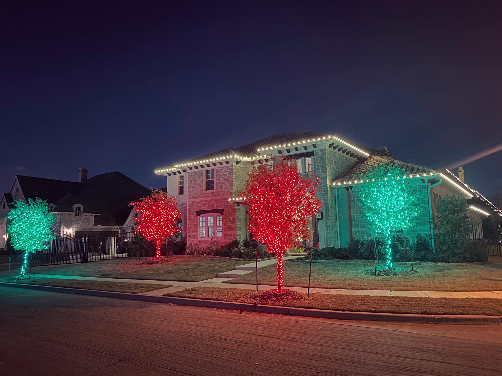 Residential Christmas lighting installation, photo 88 of 114