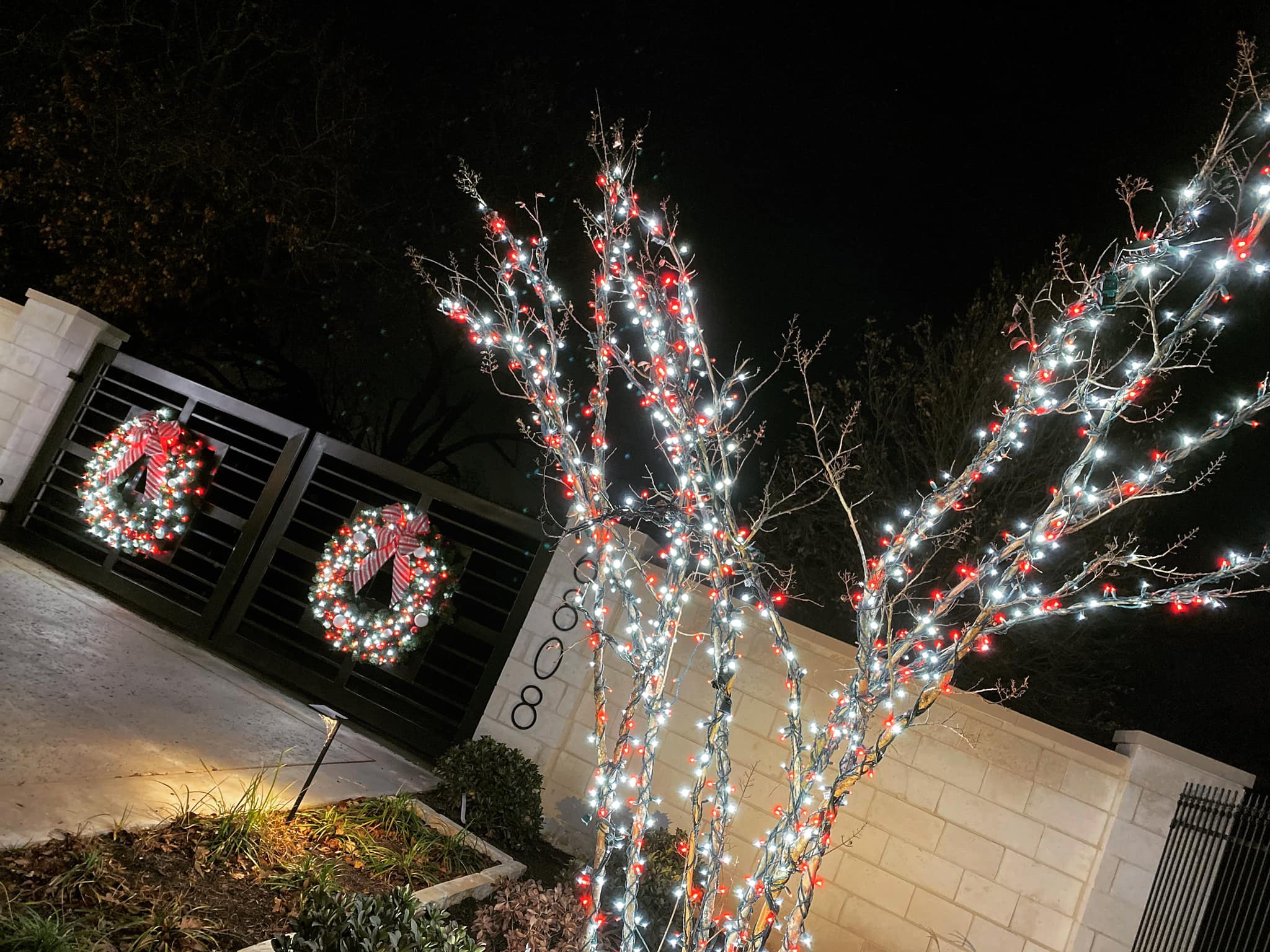Residential Christmas lighting installation, photo 91 of 114
