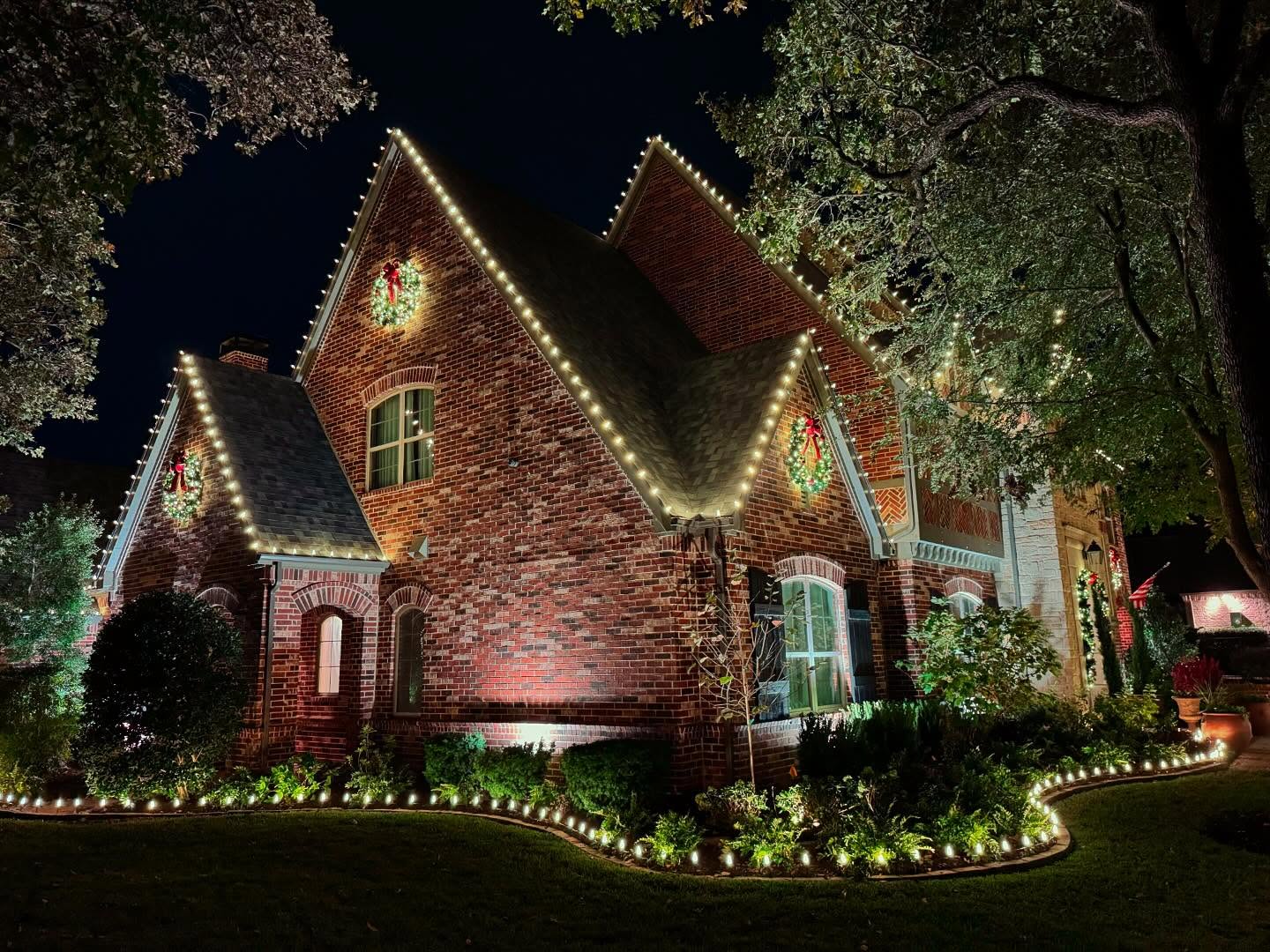 Residential Christmas lighting installation, photo 78 of 114