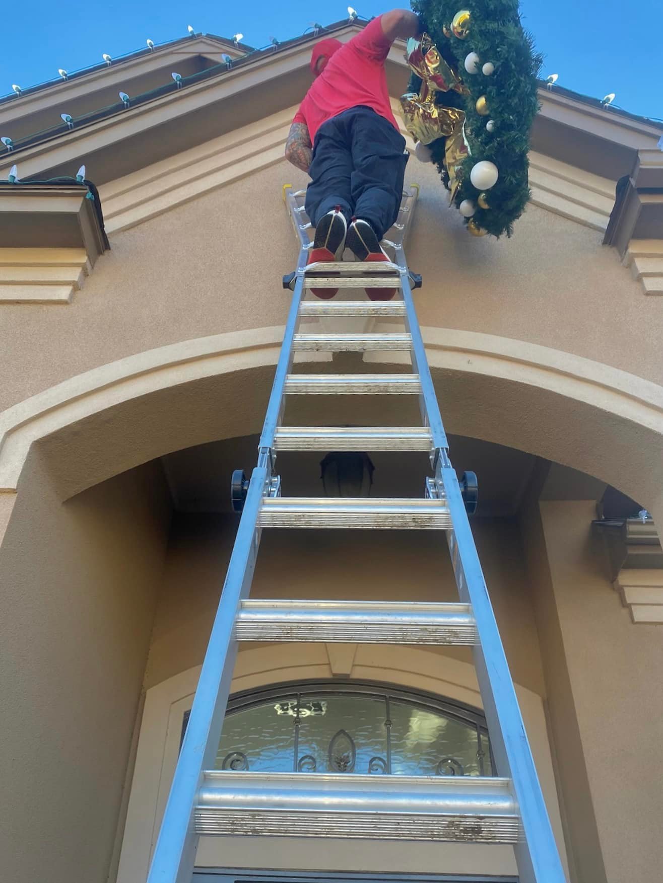 Residential Christmas lighting installation, photo 22 of 114