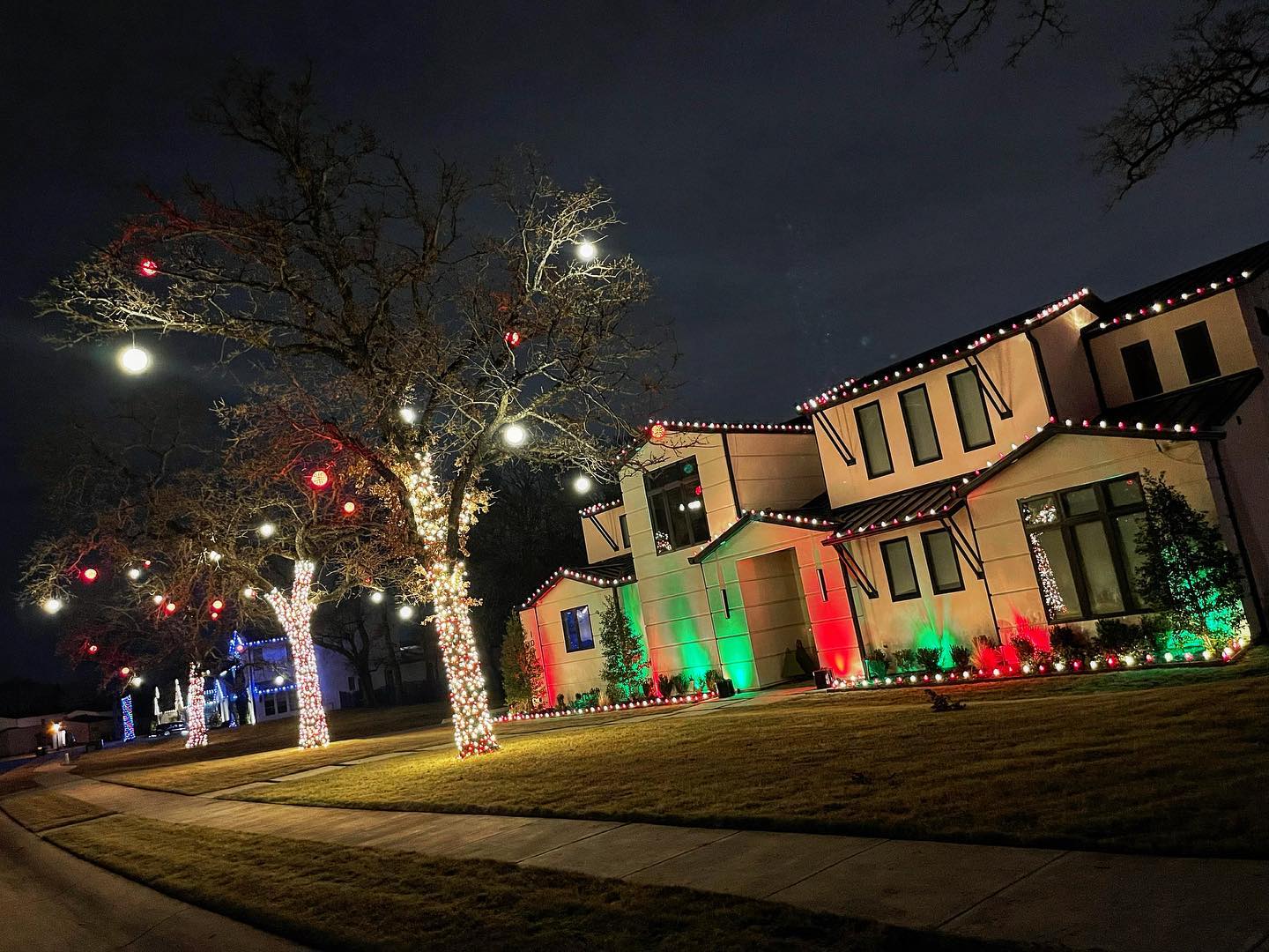 Residential Christmas lighting installation, photo 27 of 114