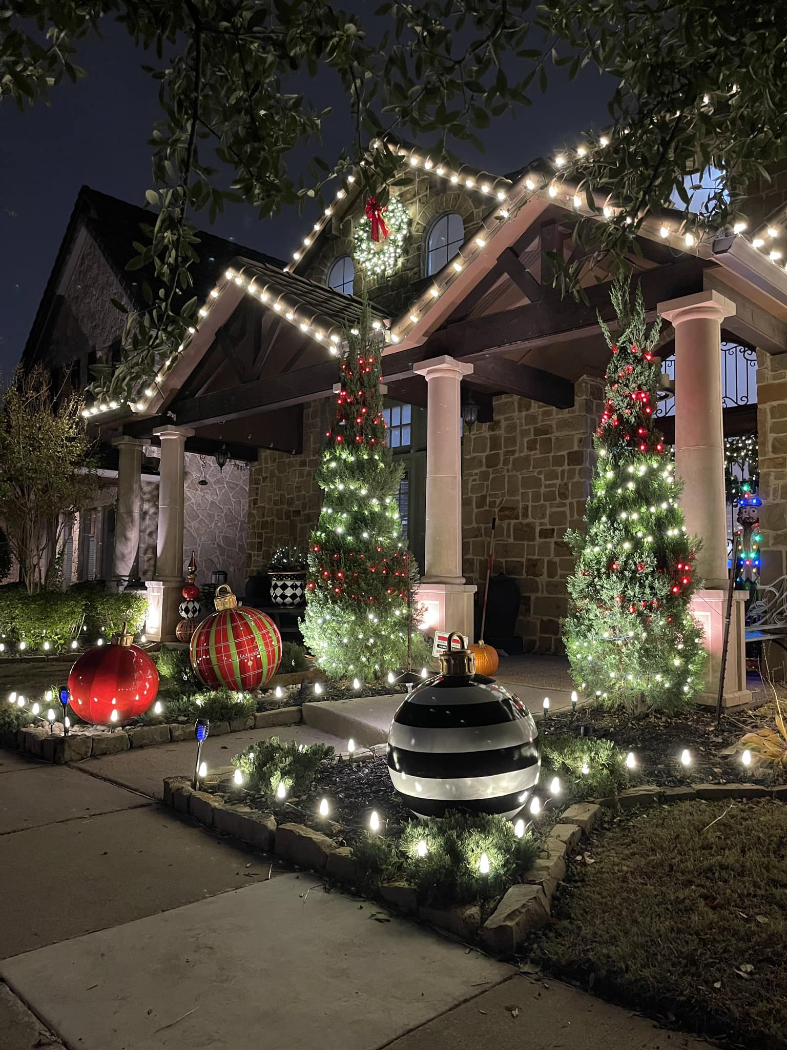 Residential Christmas lighting installation, photo 29 of 114
