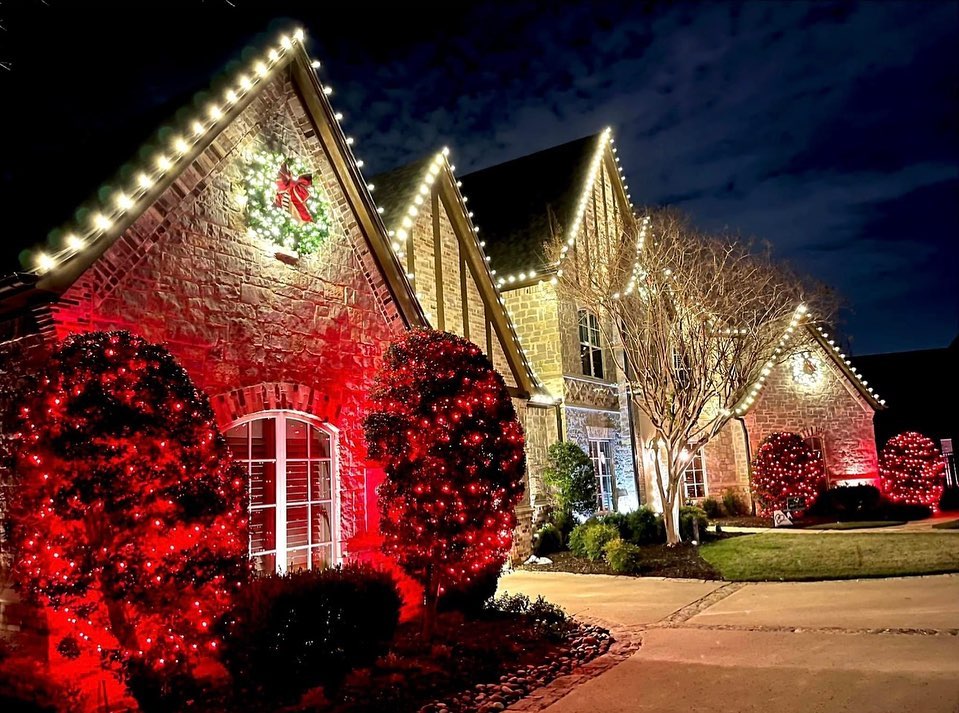 Residential Christmas lighting installation, photo 30 of 114