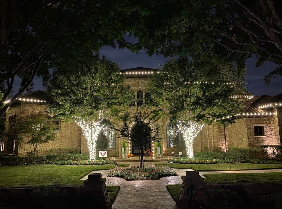 Residential Christmas lighting installation, photo 32 of 114