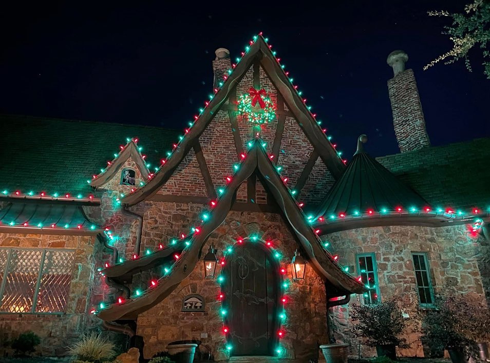 Residential Christmas lighting installation, photo 35 of 114