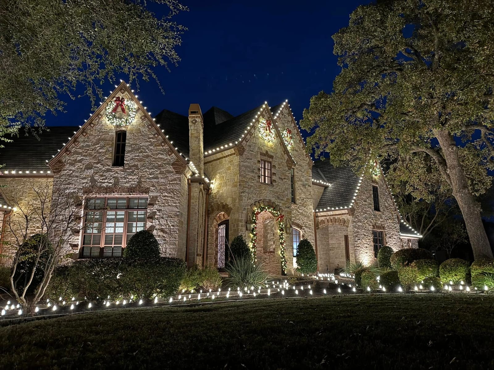 Residential Christmas lighting installation, photo 48 of 114