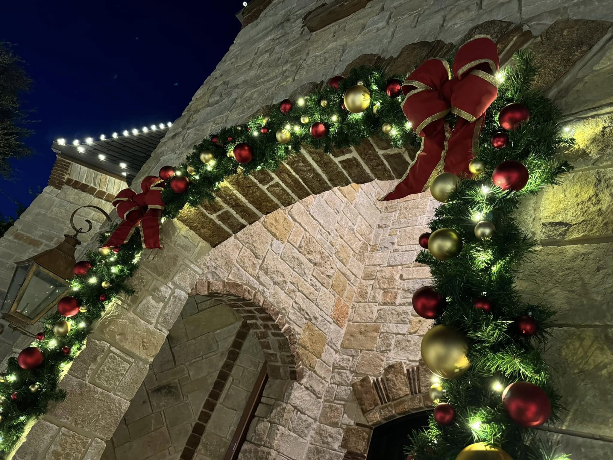 Residential Christmas lighting installation, photo 54 of 114