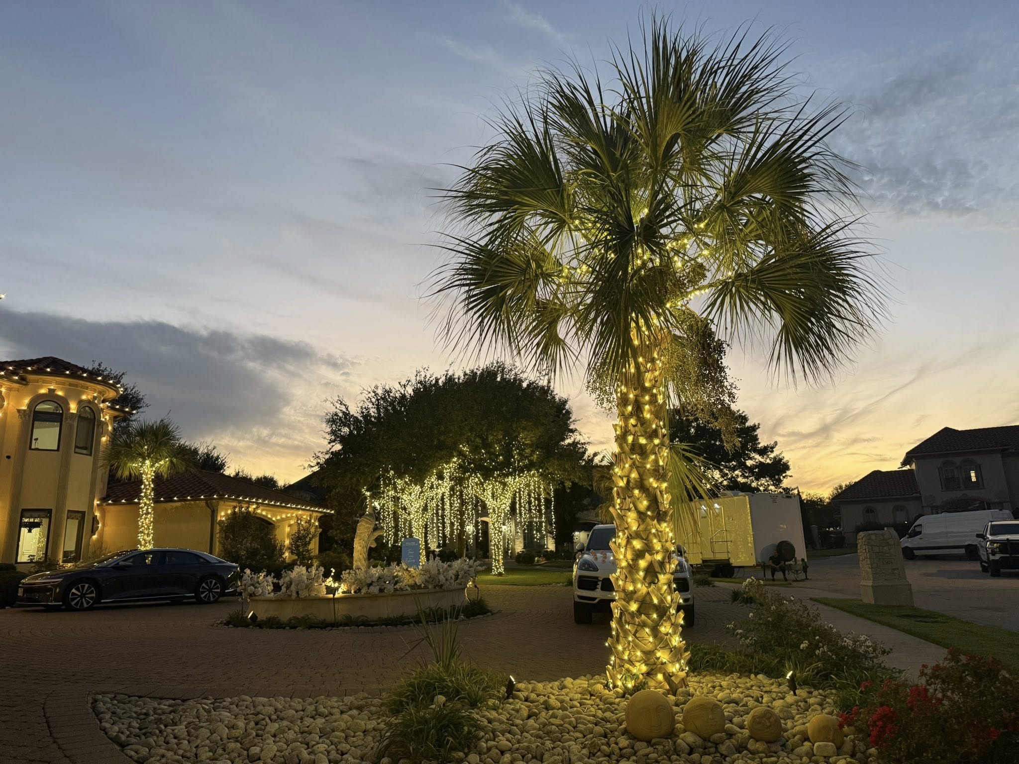 Residential Christmas lighting installation, photo 59 of 114