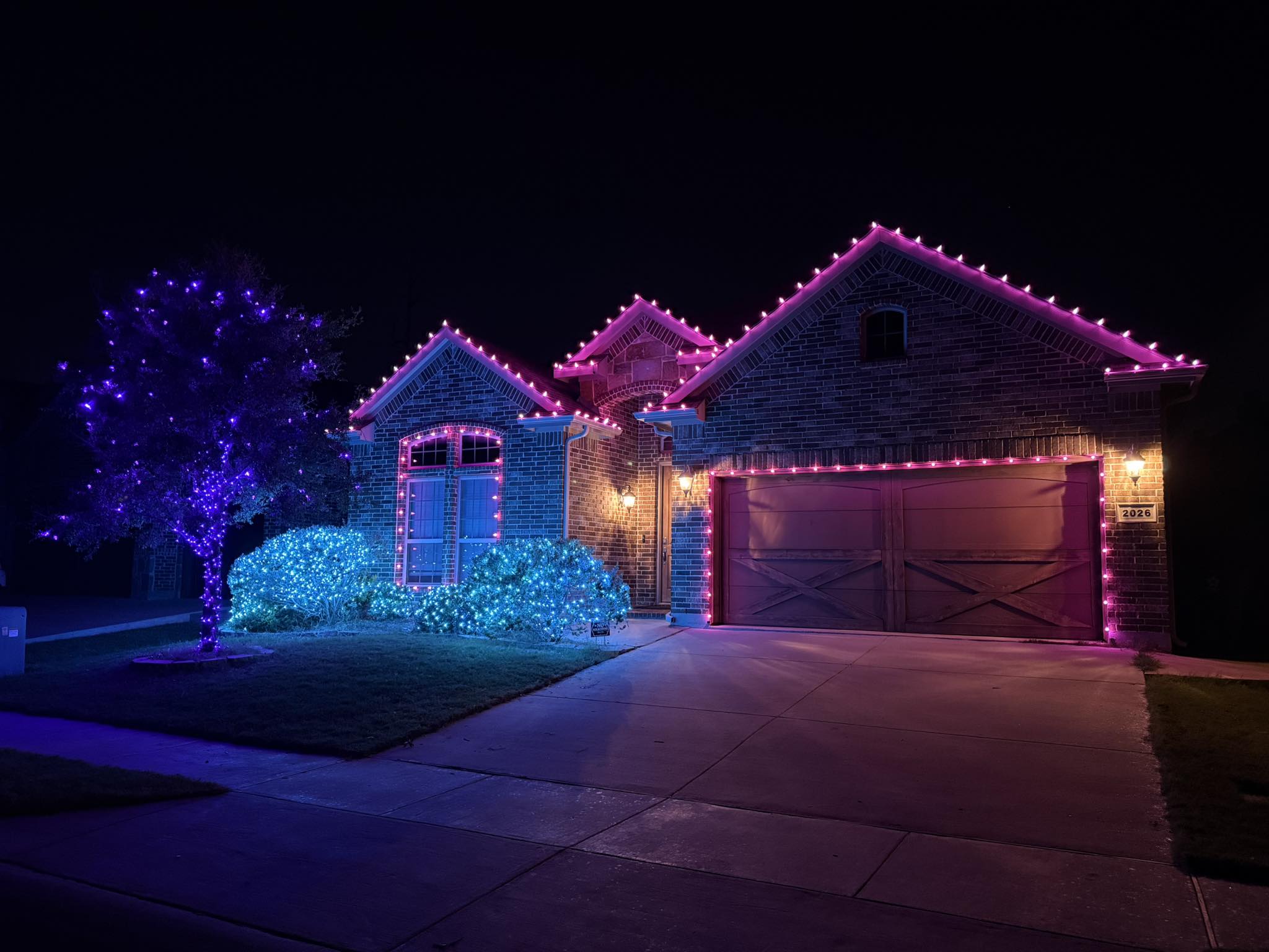 Residential Christmas lighting installation, photo 60 of 114