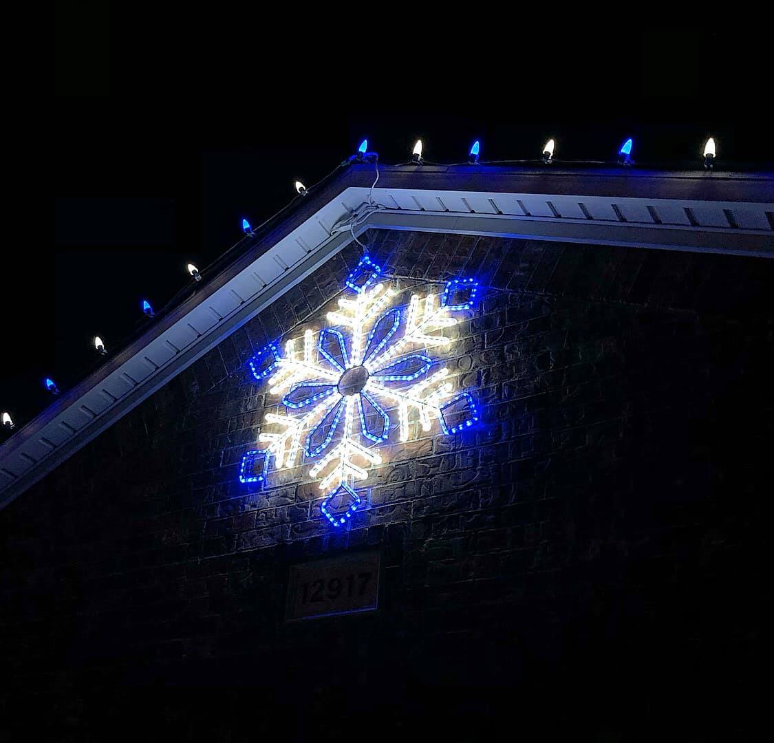 Residential Christmas lighting installation, photo 94 of 114