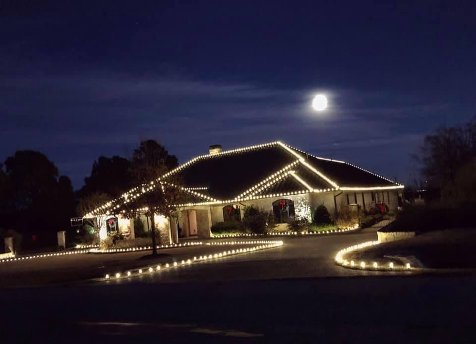 Residential Christmas lighting installation, photo 45 of 114
