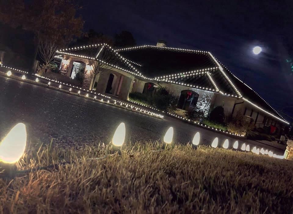 Residential Christmas lighting installation, photo 53 of 114