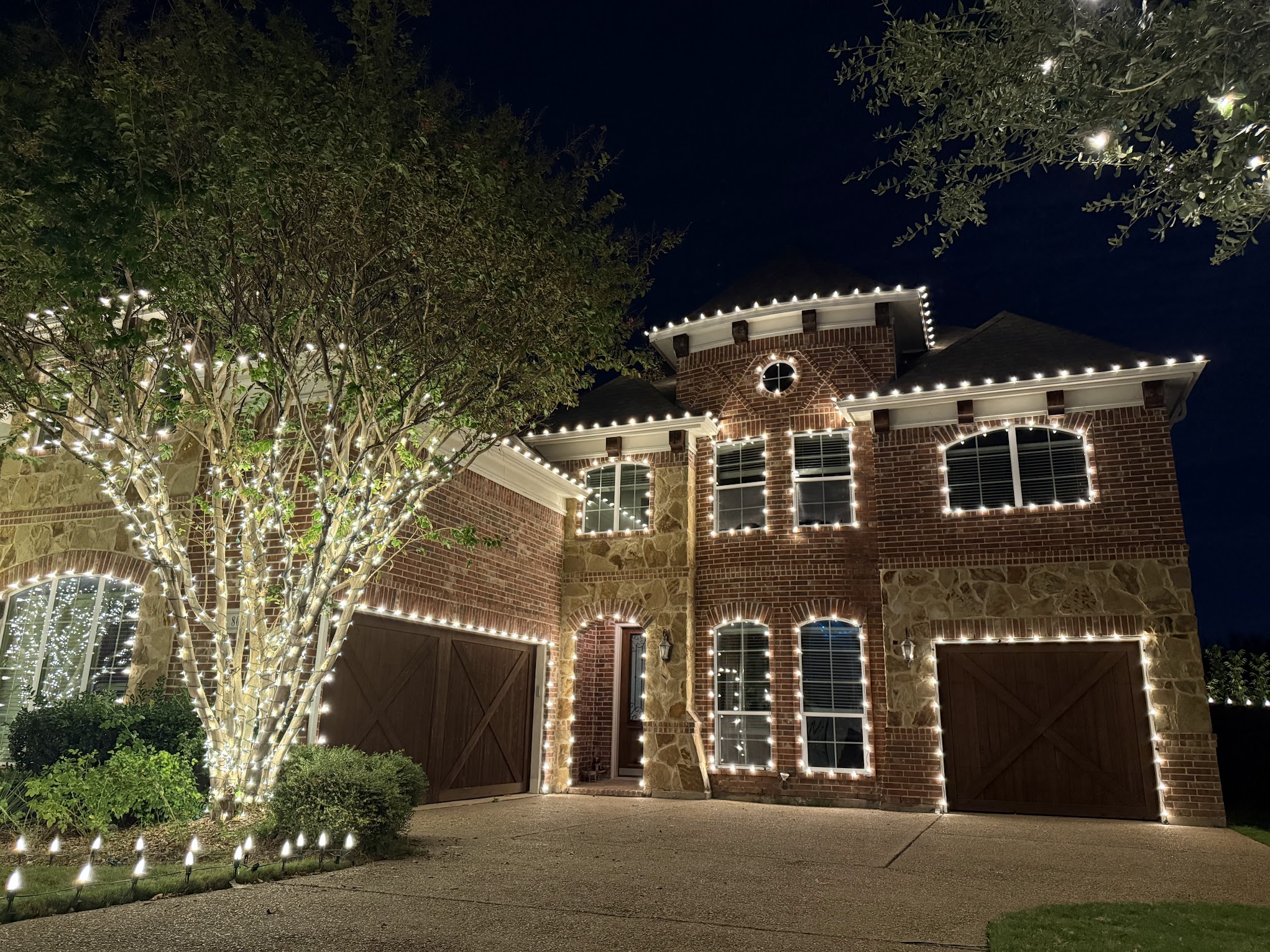 Residential Christmas lighting installation, photo 31 of 114