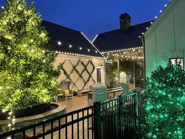 Commercial Christmas lighting installation, photo 41 of 114