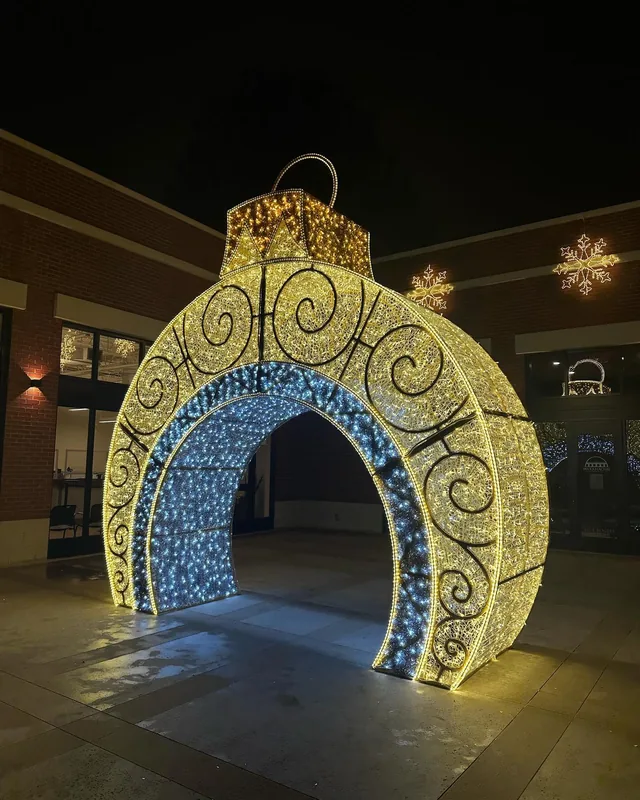 Commercial Christmas lighting installation, photo 10 of 114