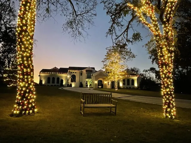 Residential Christmas lighting installation, photo 8 of 114
