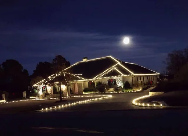 Residential Christmas lighting installation, photo 45 of 114